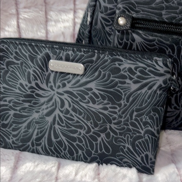 Baggallini Black Crossbody Bag with Elegant Textured Design - Picture 4 of 15